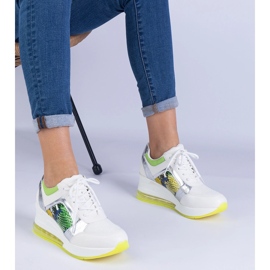 Sneaker sportive da donna bianca con un accessorio colorato bianco 1