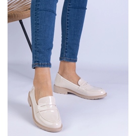 Scarpe beige da donna, mocassini laccati 1