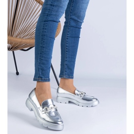 Scarpe classiche d'argento con un ornamento 1