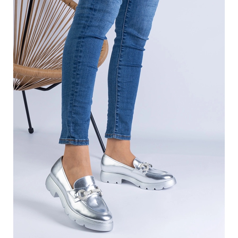 Scarpe classiche d'argento con un ornamento 1