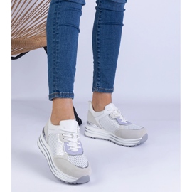 Sneaker da donna bianca con un inserimento metallico 1