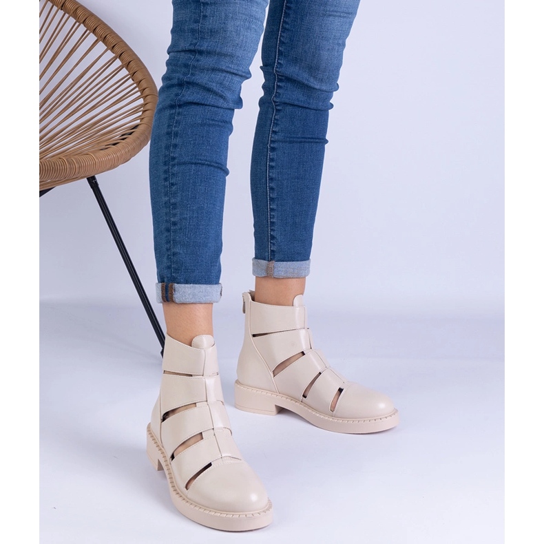 Stivali beige fatti di ecologico con ritagli a ruote piatti 1