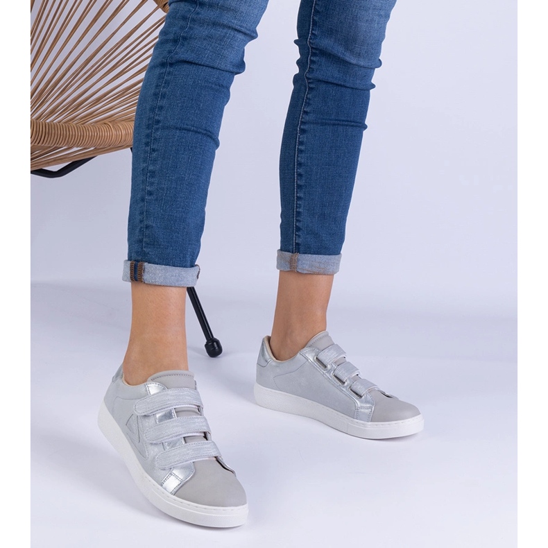 Sneaker da donna d'argento fissate con velcro 1