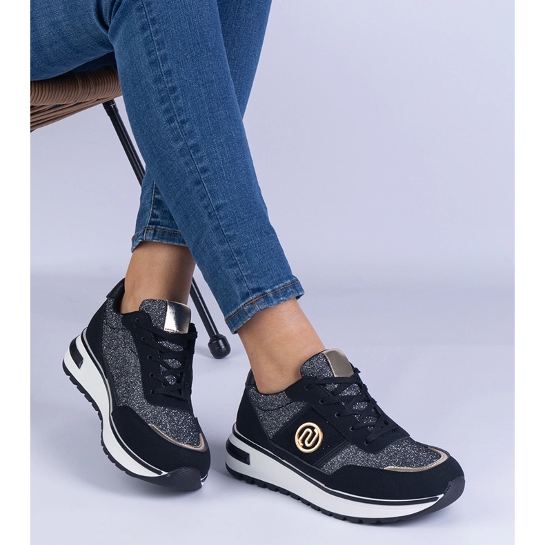 Sneaker nere lucide con una decorazione dorata nero 2