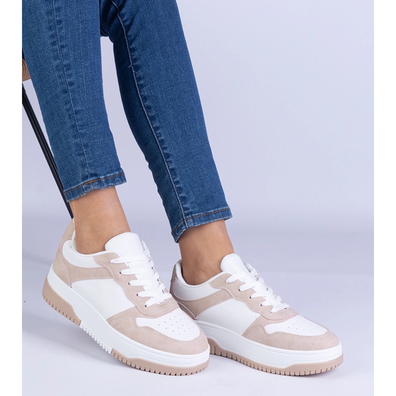 Sneaker marroni su una suola spessa marrone 1