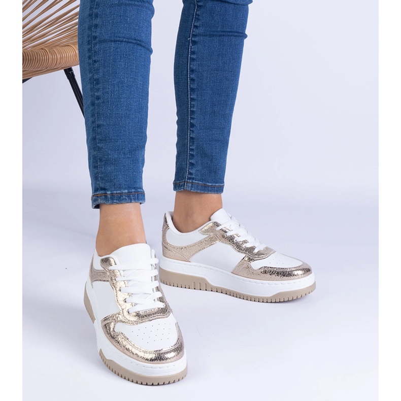 Sneaker dorate su una suola spessa d'oro 1