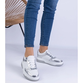 Sneaker d'argento su una suola spessa 1