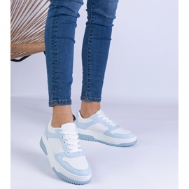 Sneaker blu su una suola spessa 1