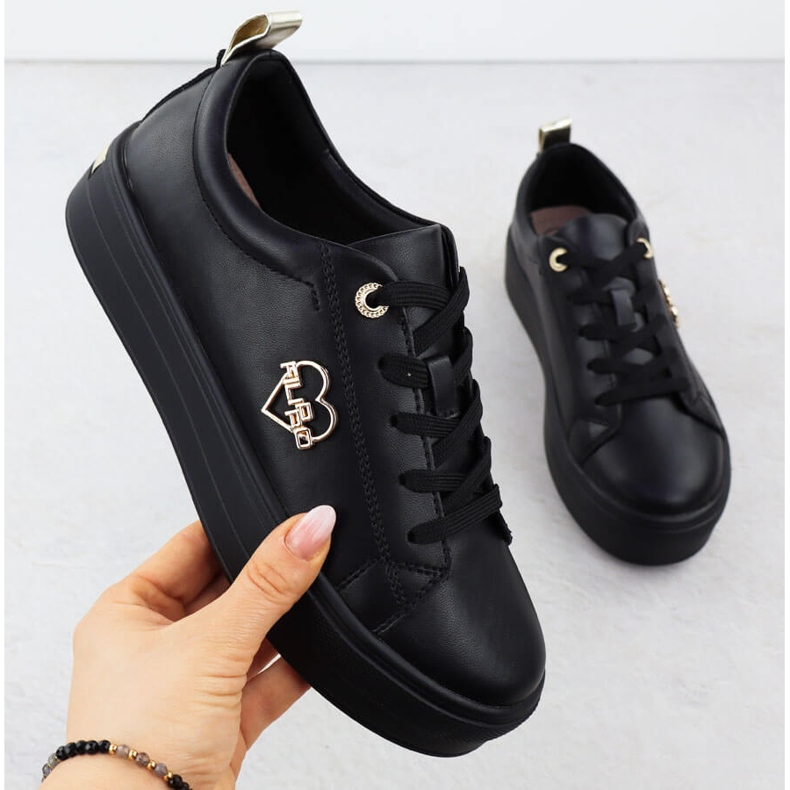 Scarpe in pelle da donna sulla piattaforma Czarne Filippo 3533 nero 1