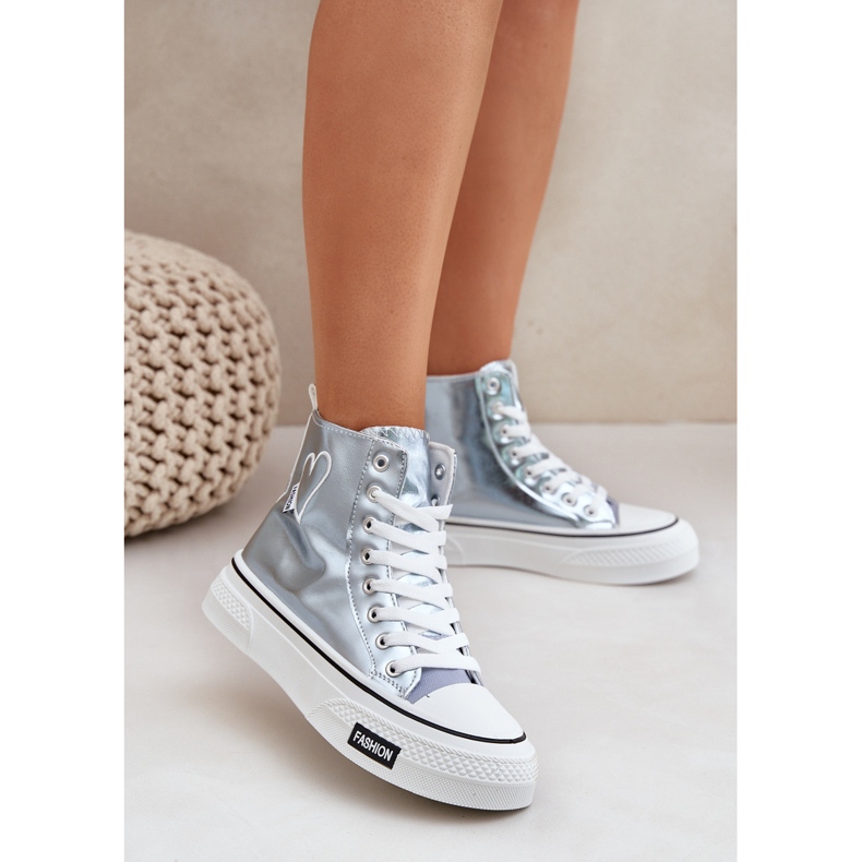 Sneaker femminili alte metalliche con cuori blu 2