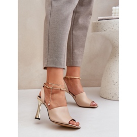 Sandali in pelle su un tallone alto con un braccialetto beige decorativo Chebello 4440 2