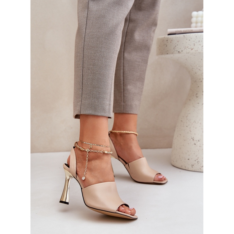 Sandali in pelle su un tallone alto con un braccialetto beige decorativo Chebello 4440 2