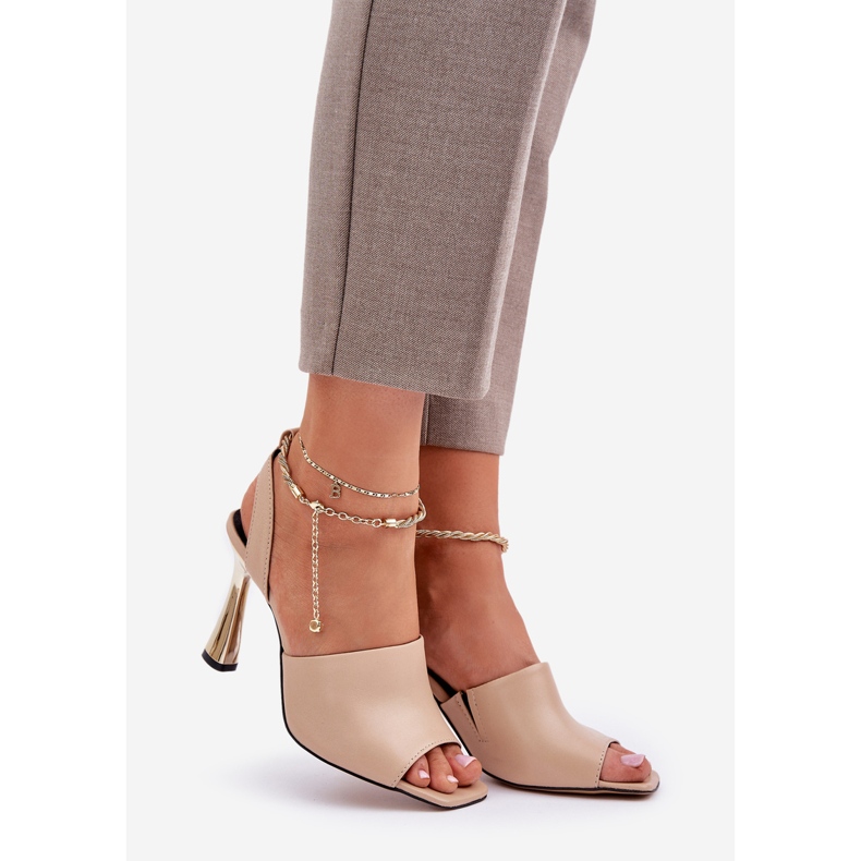Sandali in pelle su un tallone alto con un braccialetto beige decorativo Chebello 4440 1