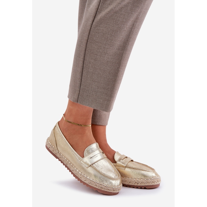Espadrille da donna con una treccia di iuta su una suola d'oro piatta 1