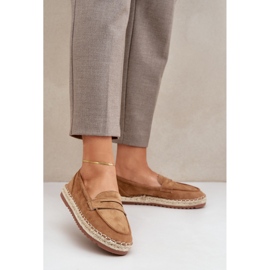 Espadrille da donna con una treccia di iuta su una suola piatta di cammello marrone 2