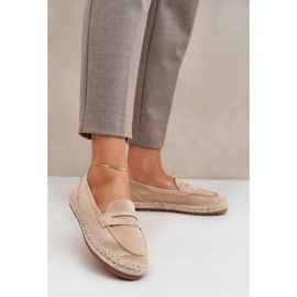 Espadrille femminili con una treccia di iuta su una piatta da beige 2
