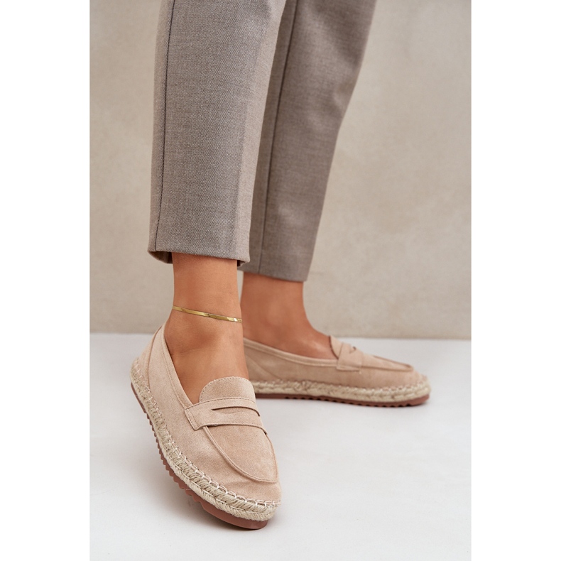 Espadrille femminili con una treccia di iuta su una piatta da beige 2