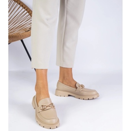 Mocassini da donna beige con una decorazione dorata 1