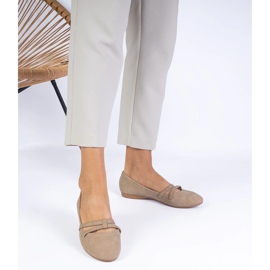 Ballerina femminile beige con un ecologico opaco 1