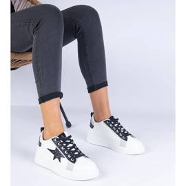 Sneaker bianche decorate con una stella glitter bianco 1