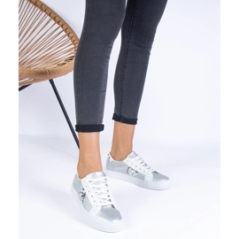 Sneaker d'argento con un motivo animale decorato con glitter 1