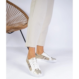 Sneaker dorate con un motivo animale decorato con glitter d'oro 1
