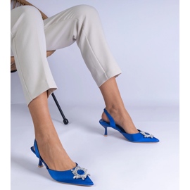 Pompe di raso blu con un tallone aperto e una decorazione elegante 1
