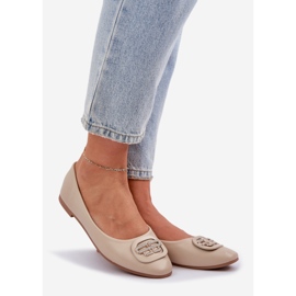 Ballerinas su una suola piatta con un ornamento per beige 58p 1