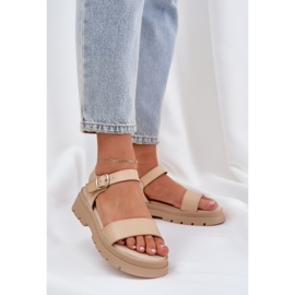Sandali femminili sulla piattaforma beige 2