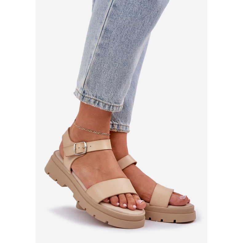 Sandali femminili sulla piattaforma beige 1