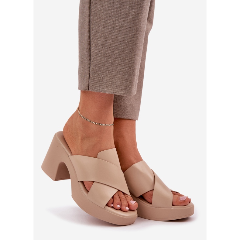 Flip di abbigliamento luminoso -flips sul post Eco Leather beige 1