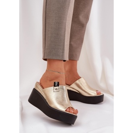 Pantofole sulla piattaforma e cuneo eco in pelle d'oro 2