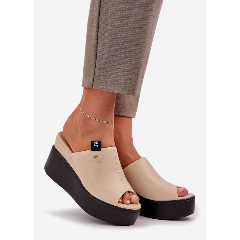 Pantofole sulla piattaforma e cuneo eco in pelle beige 1