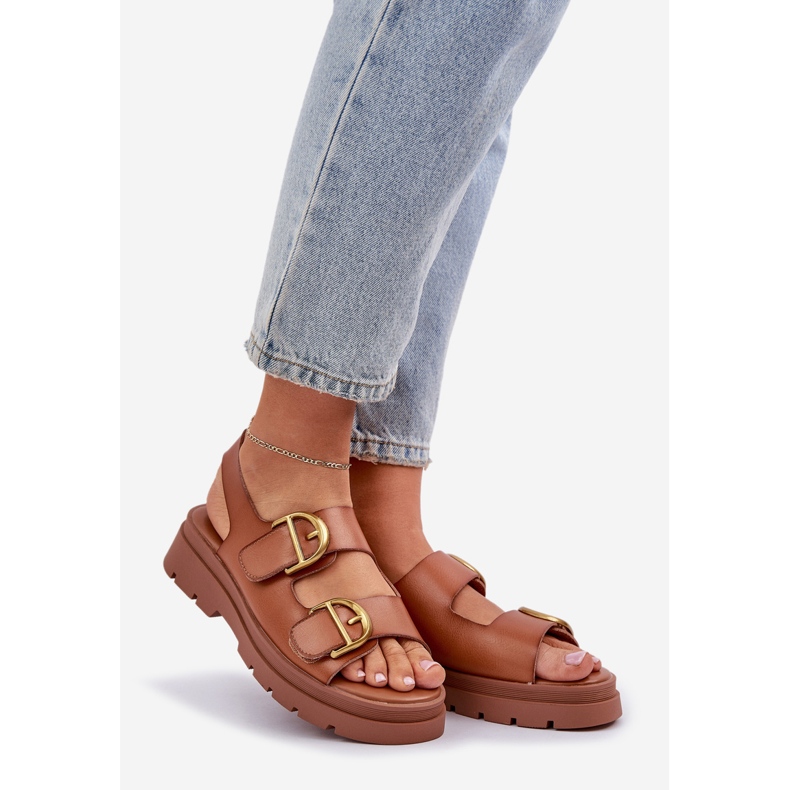 Sandali in pelle eco con fibbie di cammello marrone 1