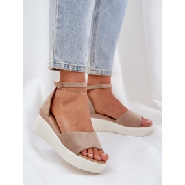 Sandali leggeri sulla piattaforma e un cuneo delicato beige 2