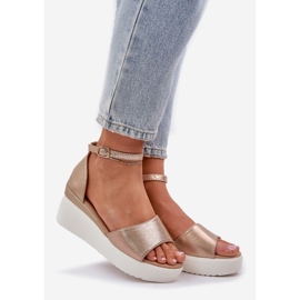 Sandali leggeri sulla piattaforma e delicati spicchi d'oro 1