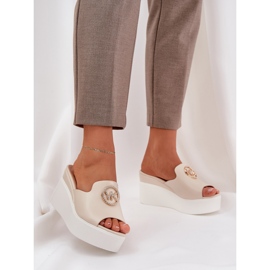 Affinder con una leggera decorazione di perline beige 2