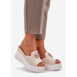 Affinder con una leggera decorazione di perline beige 1