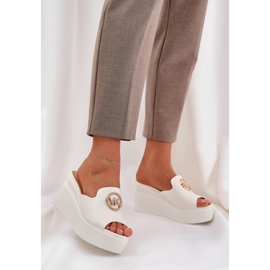 Pantofole sulla piattaforma e zeppe con un ornamento bianco 2