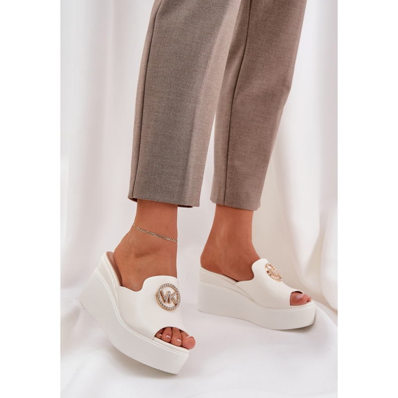 Pantofole sulla piattaforma e zeppe con un ornamento bianco 2