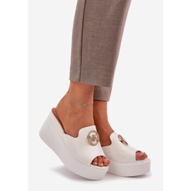 Pantofole sulla piattaforma e zeppe con un ornamento bianco 1