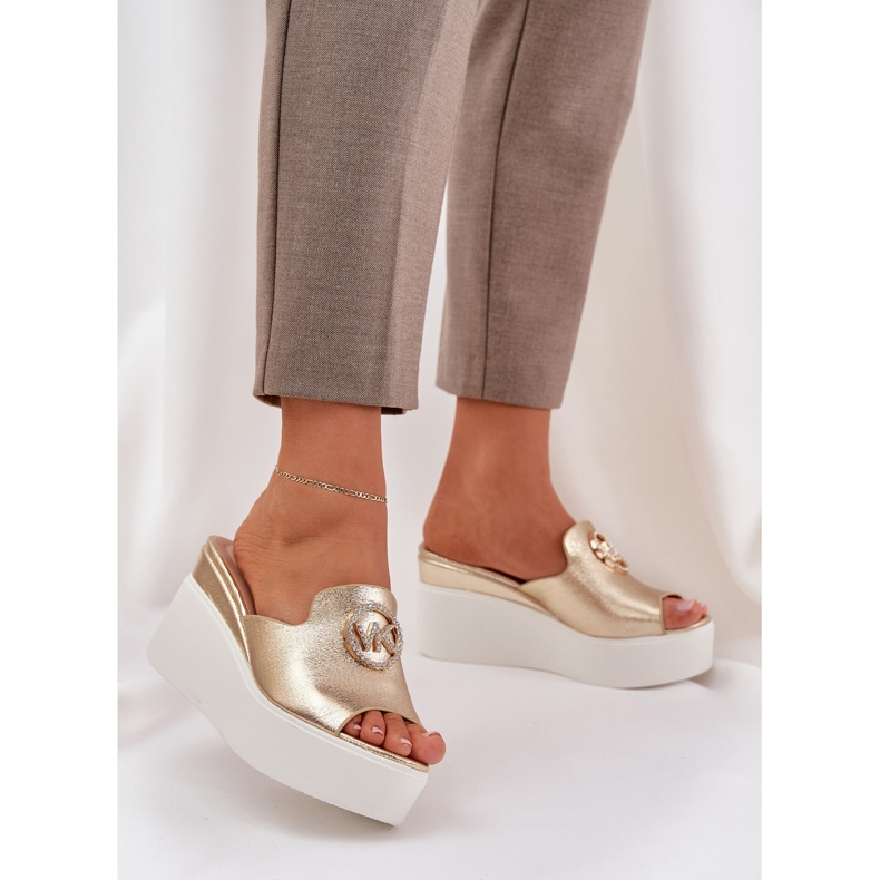 Pantofole sulla piattaforma e zeppe con un ornamento dorato d'oro 2