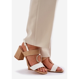 Sandali bianchi-beige sul bar 1