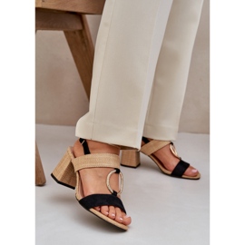 Sandali neri e beige sul bar nero 2