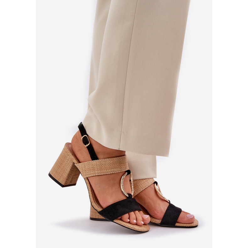 Sandali neri e beige sul bar nero 1