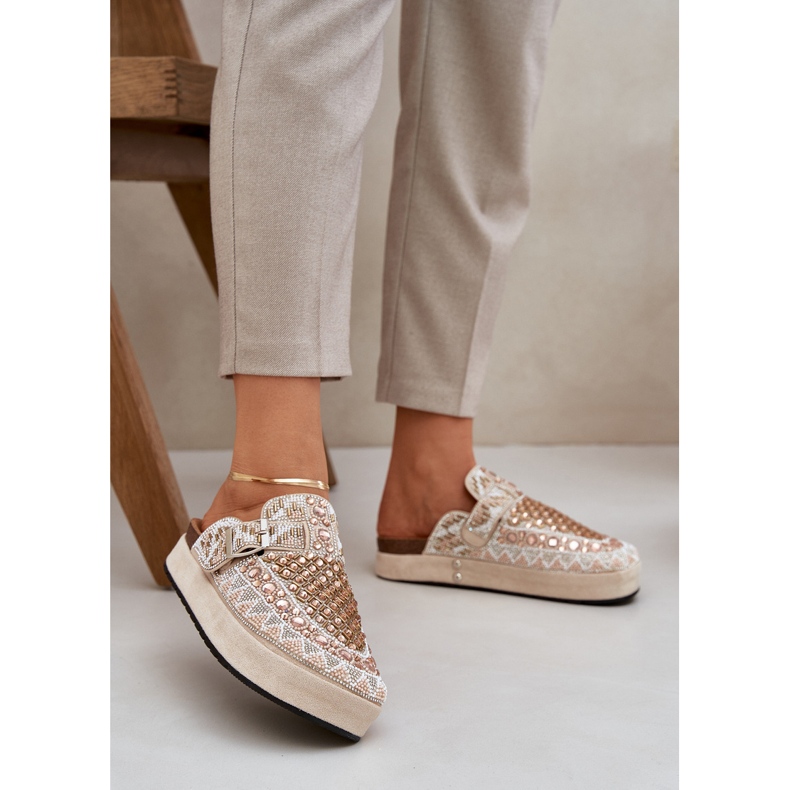 Infradito decorati sulla piattaforma beige 2