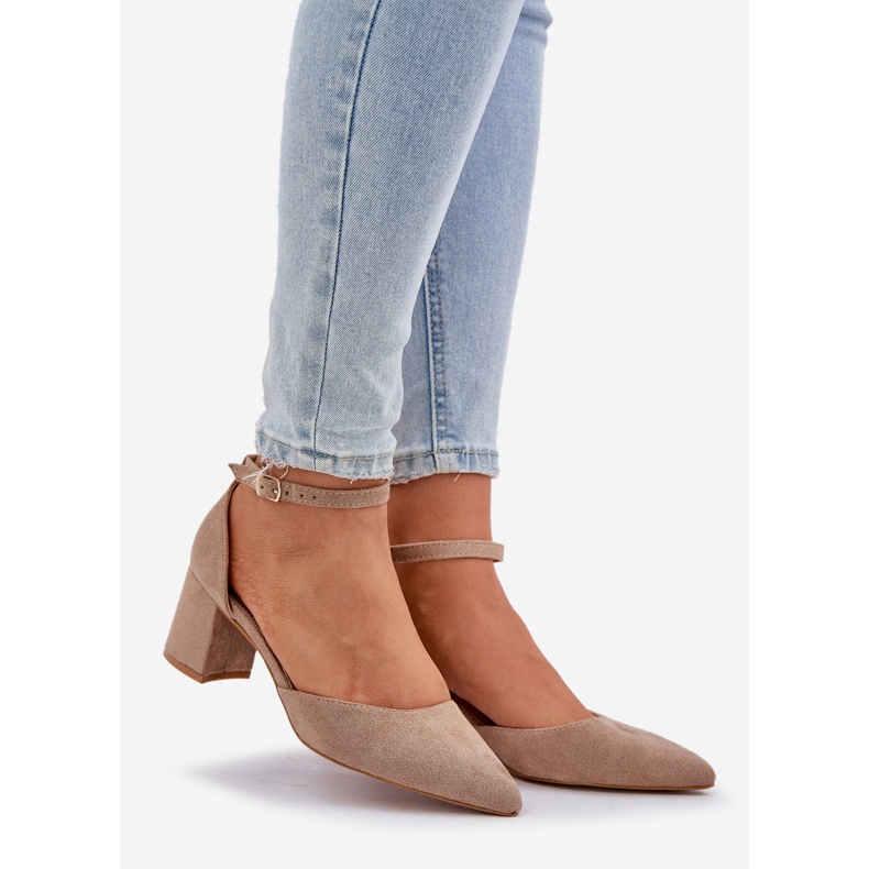 Wyzszowe pompa sul pilastro scuro beige 1