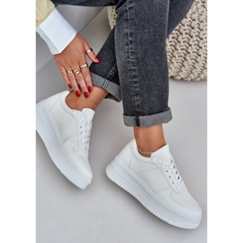 Sneaker classiche in pelle ecologica sulla piattaforma bianca 2