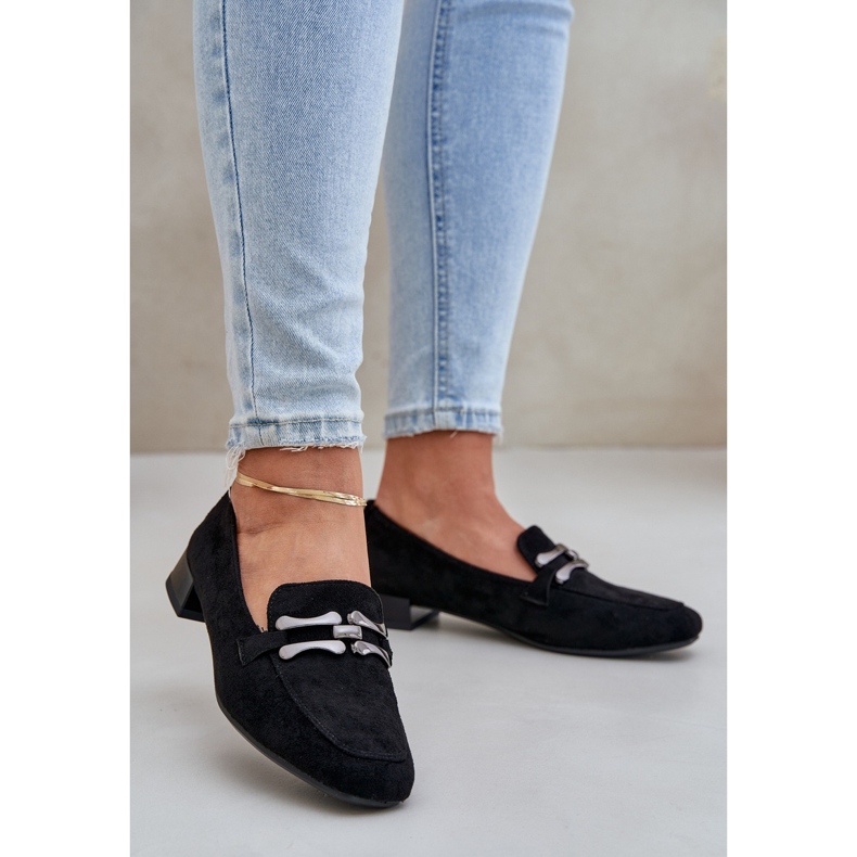 Mocassine con un ornamento su un delicato tacco ecode nero 2