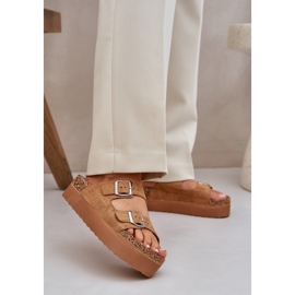 Pantofole da donna su una piattaforma enorme con fibbie di cammello beige 2